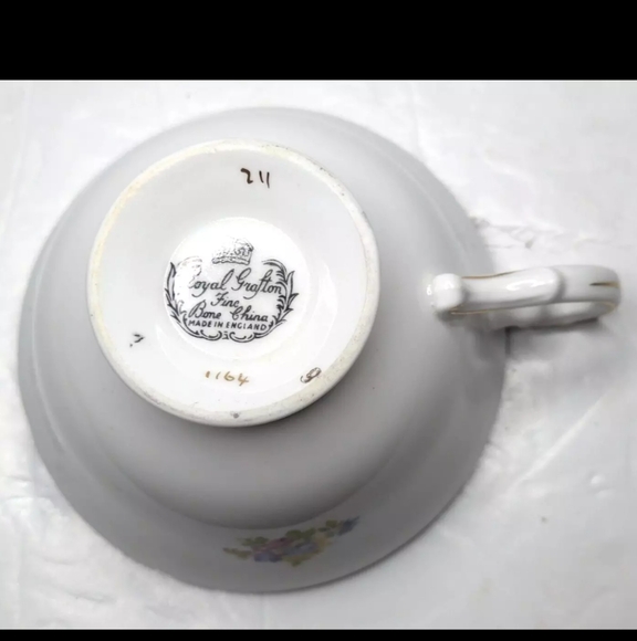 Vintage Royal Grafton White and Gold Porcelain Mug with Floral Design (England) - Picture 4 of 4